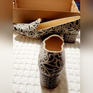 Goby Leatherette Pumps